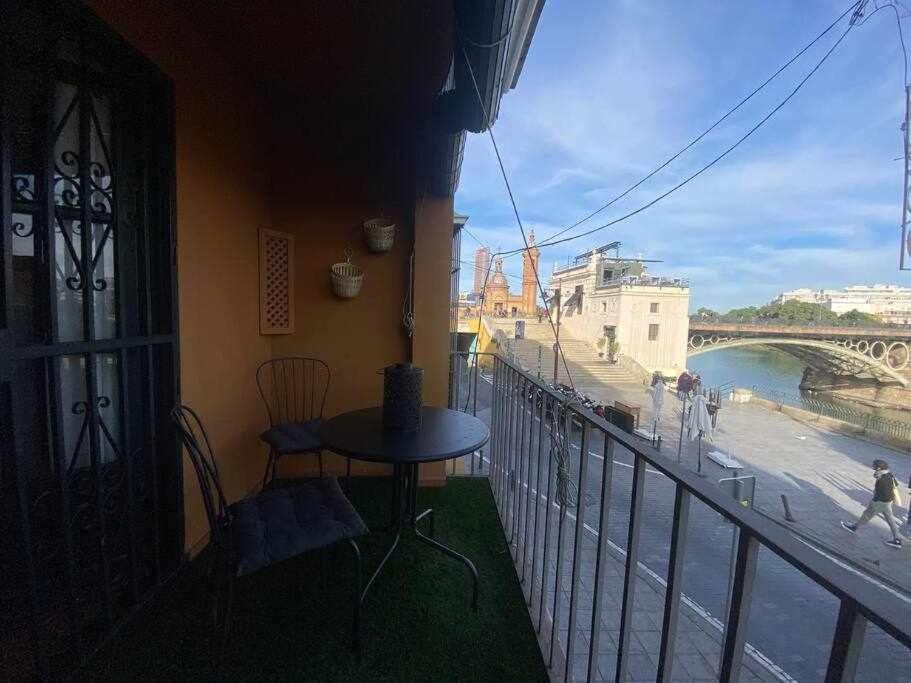 Apartamento Con Vistas Al Rio Севилья Экстерьер фото